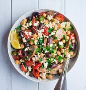 Salad xúc xích / thịt xông khói với sốt phô mai